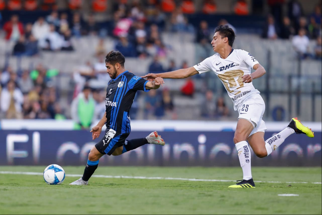 Apenas 10 minutos después Daniel Villalba tuvo una clara ocasión de gol ante la endeble defensa de los felinos, pero la dejó escapar, la mandó a las gradas pero los queretanos amenazaban en serio.