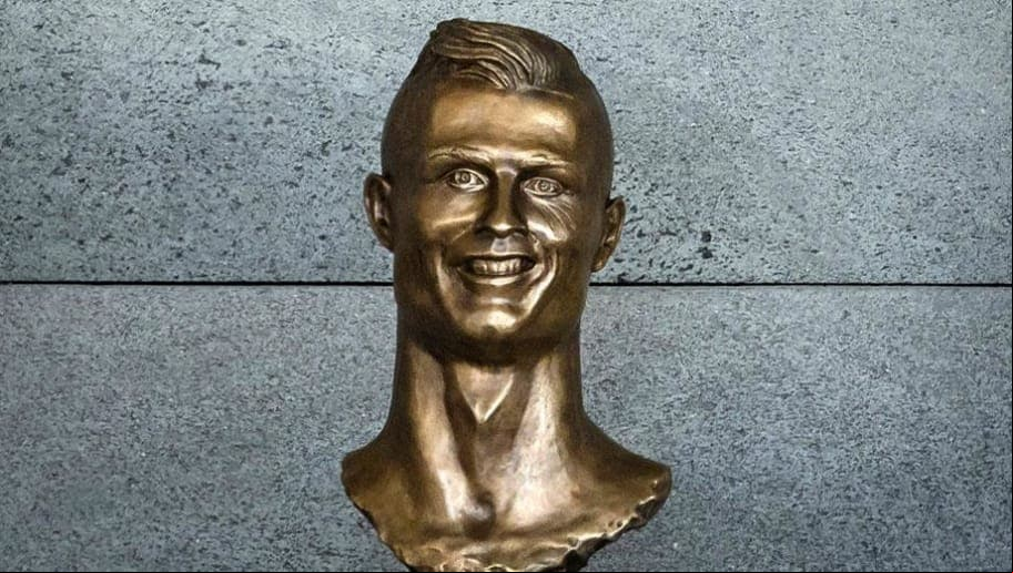 Sin duda el caso más recordado de este tipo de homenaje fallido es el busto de Cristiano Ronaldo.