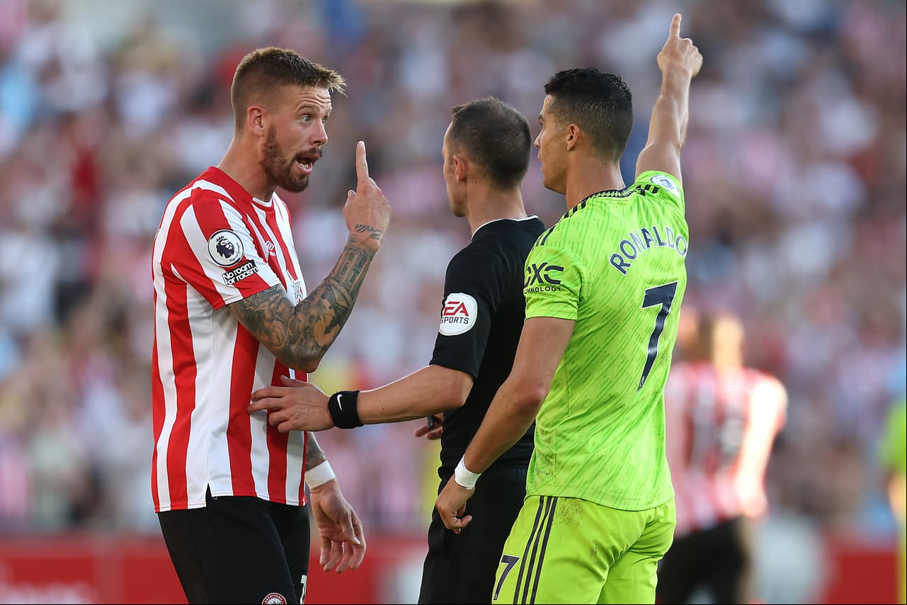 Brentford goleó 4-0 al Manchester United en la Jornada 2 con goles de Josh Dasilva, Mathias Jensen, Ben Mee y Bryan Mbeumo; su primera victoria sobre los Red Devils desde 1938.