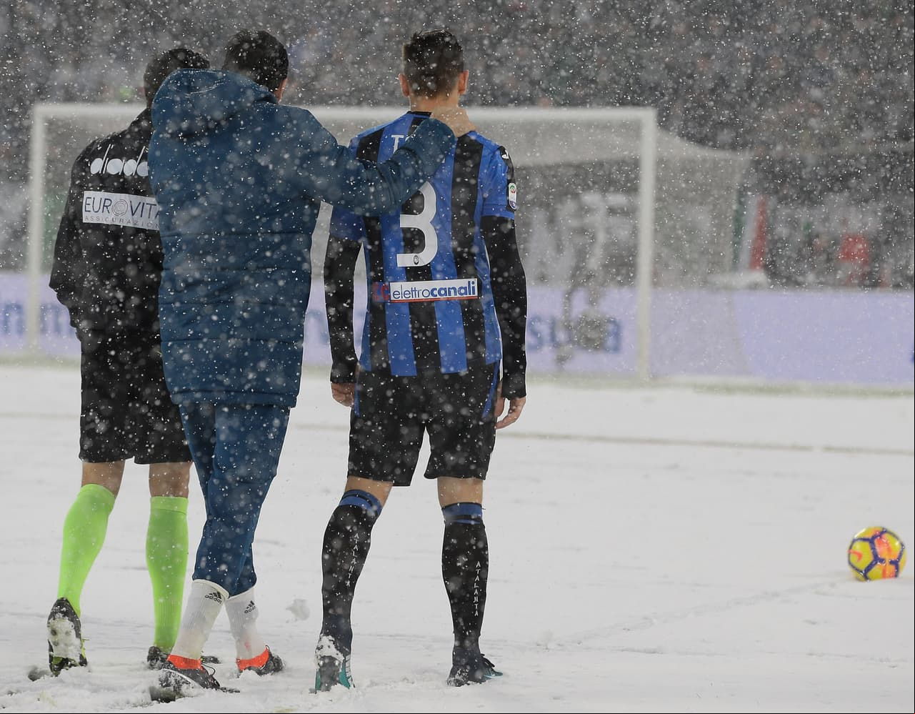 Juventus-Atalanta, en el Juventus Stadium de Turín por la fecha 26 de Serie A, fue aplazado por intensa nevada. El árbitro Maurizio Mariani lo decidió porque no se daban las condiciones necesarias.