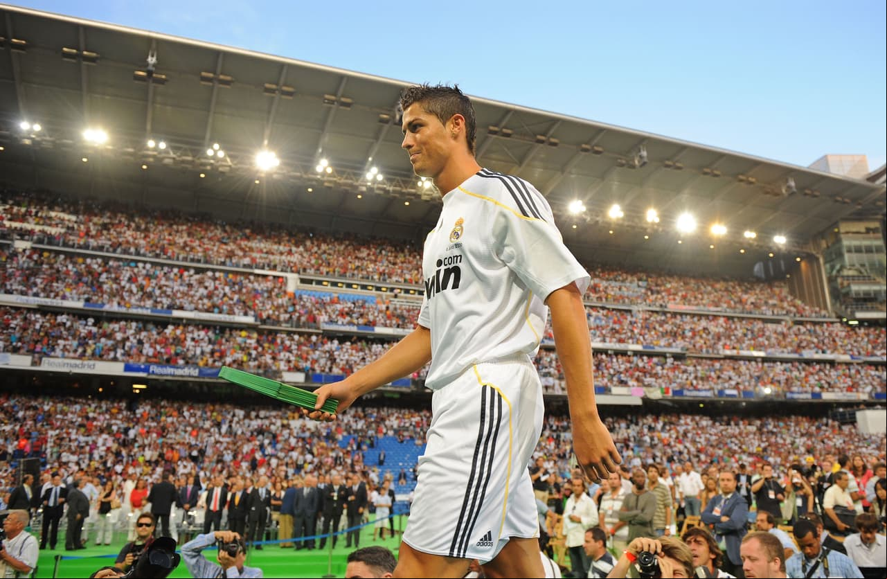 El portugués desfiló por el césped del Bernabéu, encima de una pasarela, y fue el protagonista de una noche mágica.