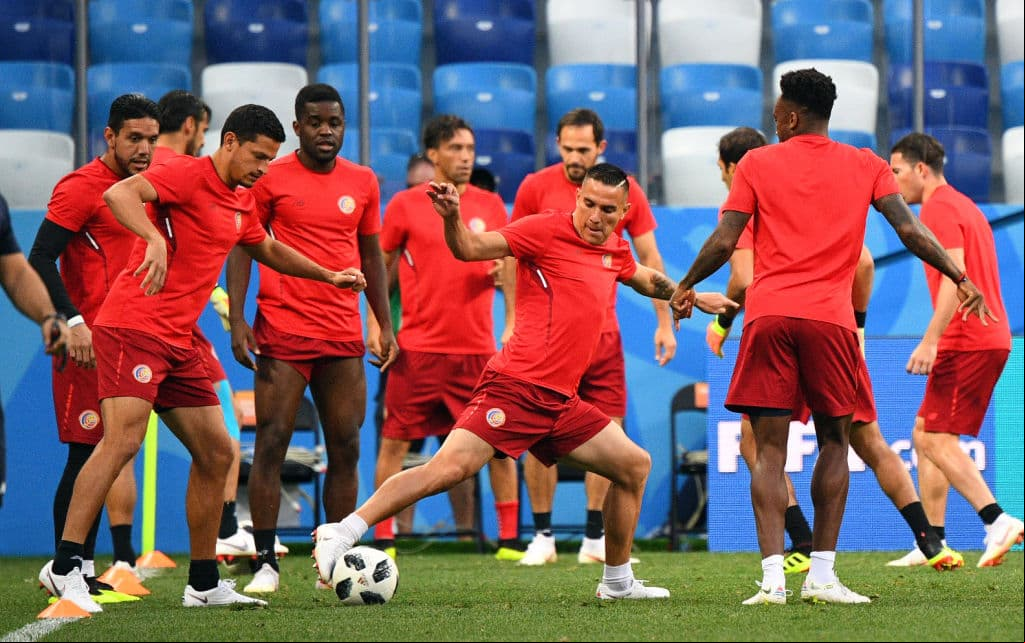 La táctica conservadora y riesgosa que Costa Rica eligió ante Brasil en el segundo choque por el Grupo E le costó el Mundial a los ticos. Dos goles en las postrimerías del duelo los hundieron.