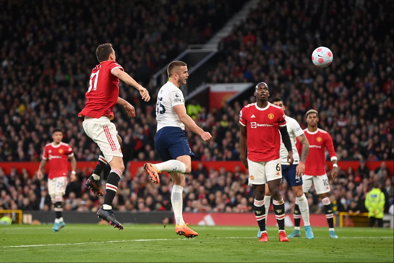 Cristiano Ronaldo anotó hat-trick para que el Manchester United venciera 3-2 al Tottenham.