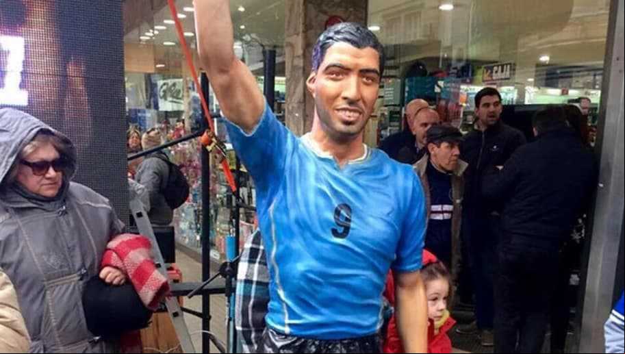 La cera es otro material usado en esculturas y homenajes, como este intento de Luis Suárez en Uruguay.