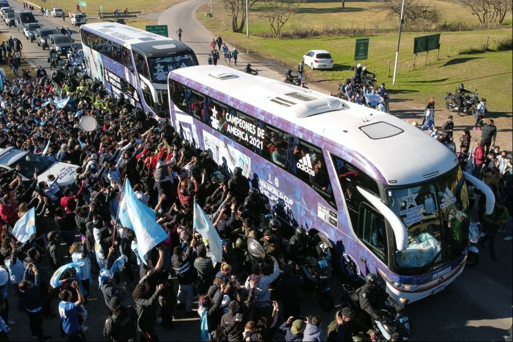 El equipo se dirigió al predio de Ezeiza y en el camino encontró miles de fanáticos.