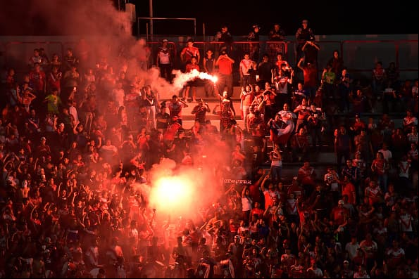 Sobre el final del cotejo los aficionados del conjunto escualo lucían motivados e ilusionados con la victoria después de 4 meses.