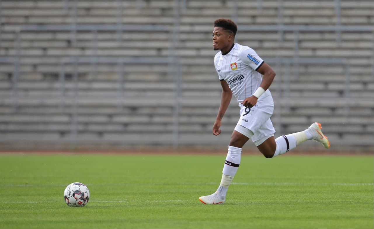 El jamaiquino Leon Bailey está en la mira de Roma, pero el Bayer Leverkusen, dueño de sus derechos deportivos, pide 40 millones de euros por su fichaje, cifra que se saldría del presupuesto.