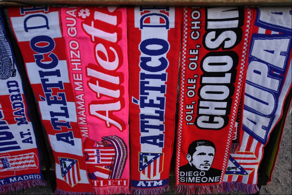 Vaya que ha dejado una huella en el equipo madrileño Diego 'Cholo' Simeone. Si su efigie aparece en las tradicionales bufandas, no es de gratis.