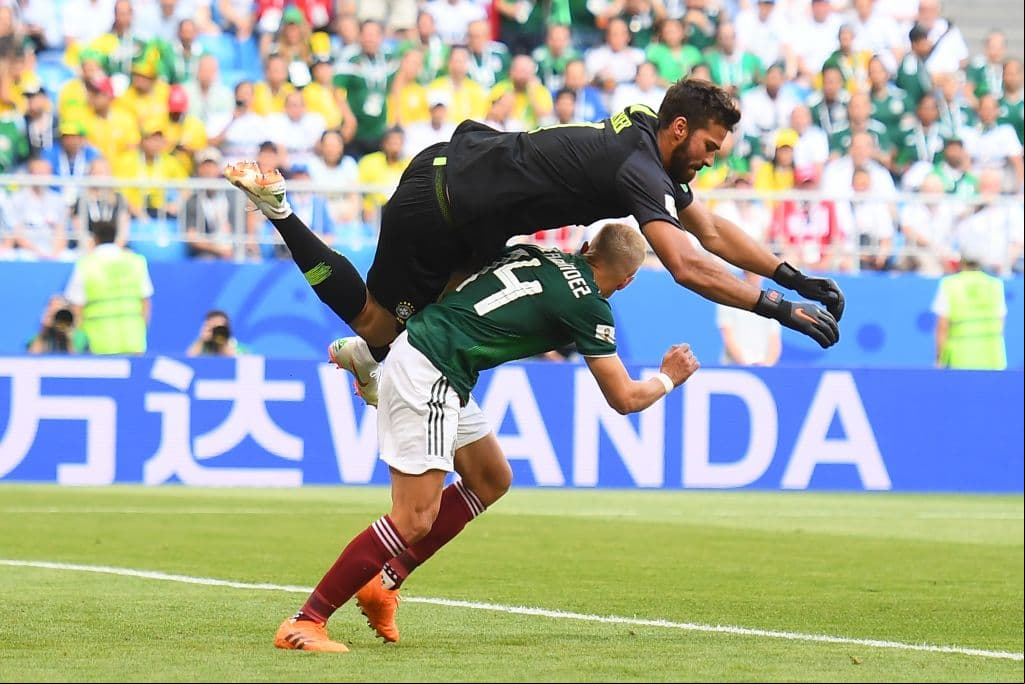 Al minuto 9 del primer tiempo, hubo una jugada sancionada como fuera de lugar contra Javier Hernández en la que el arquero Alisson atropelló. Aún así, 'Chicharito' estaba habilitado.