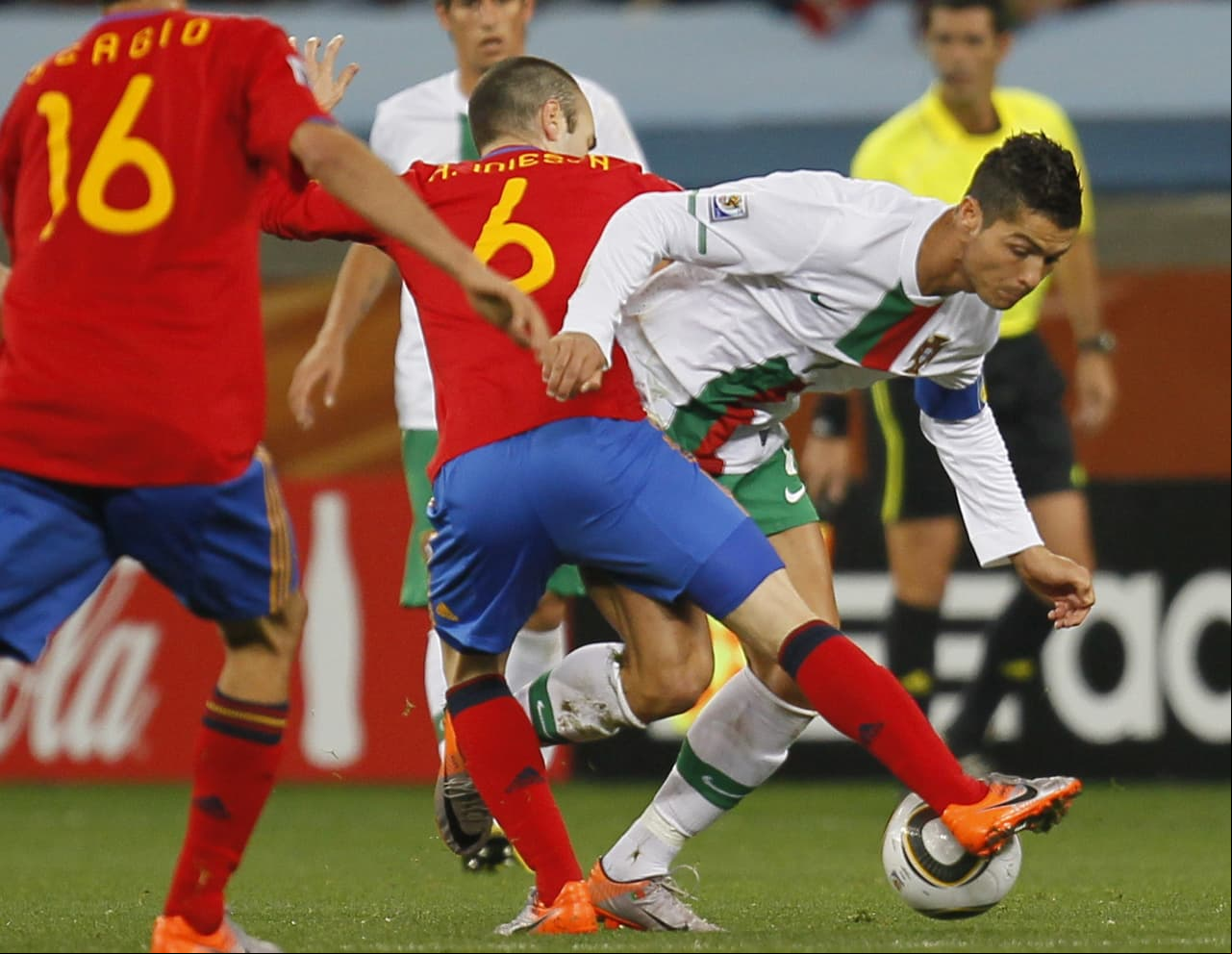 Iniesta fue superior contra Cristiano Ronaldo y su combo de Portugal, que perdió 1-0 contra España en los octavos de final.