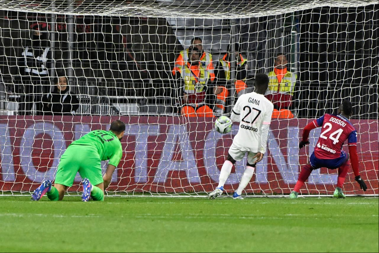 Joel Dossou fue el autor del gol del Clermont que al menos lo hizo más digno.
<br>