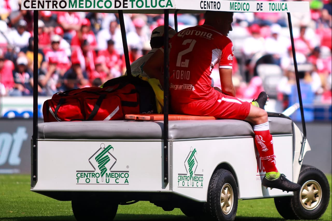 Apenas a los 27 minutos el defensa argentino del Toluca, Fernando Tobio, resultó lesionado.