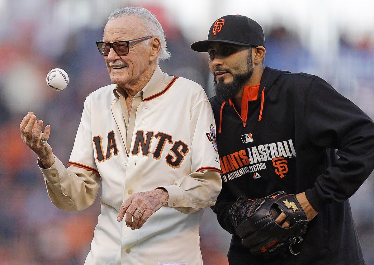 Stan Lee además de su pasión por contar historias y crear personajes maravillosos era gran fanático del béisbol. En esta foto lo acompaña el lanzador mexicano Sergio Romo (derecha).