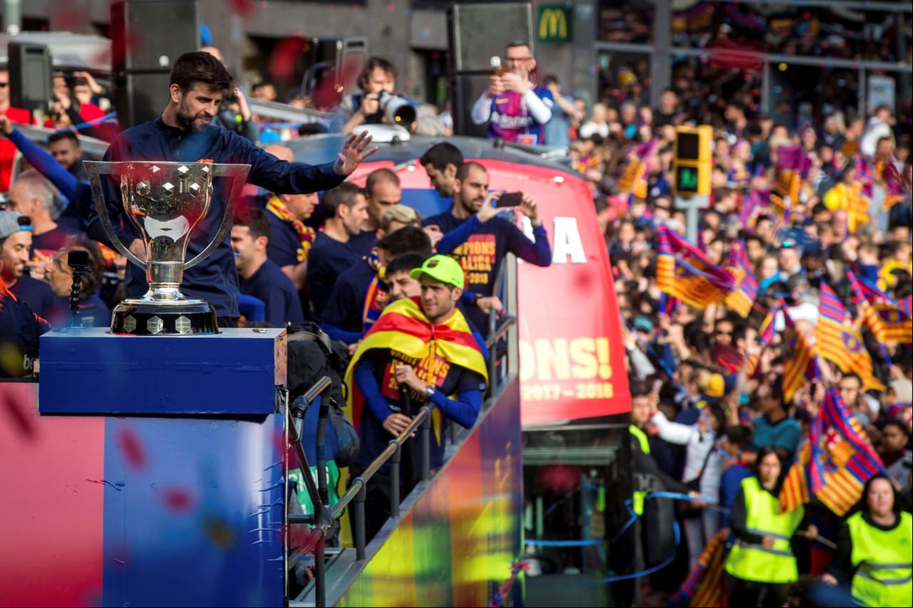 Barcelona celebró el octavo doblete de su historia con un recorrido urbano, festejo que congregó durante dos horas a decenas de miles de aficionados culés, entregados a un equipo que ganó Liga y Copa.