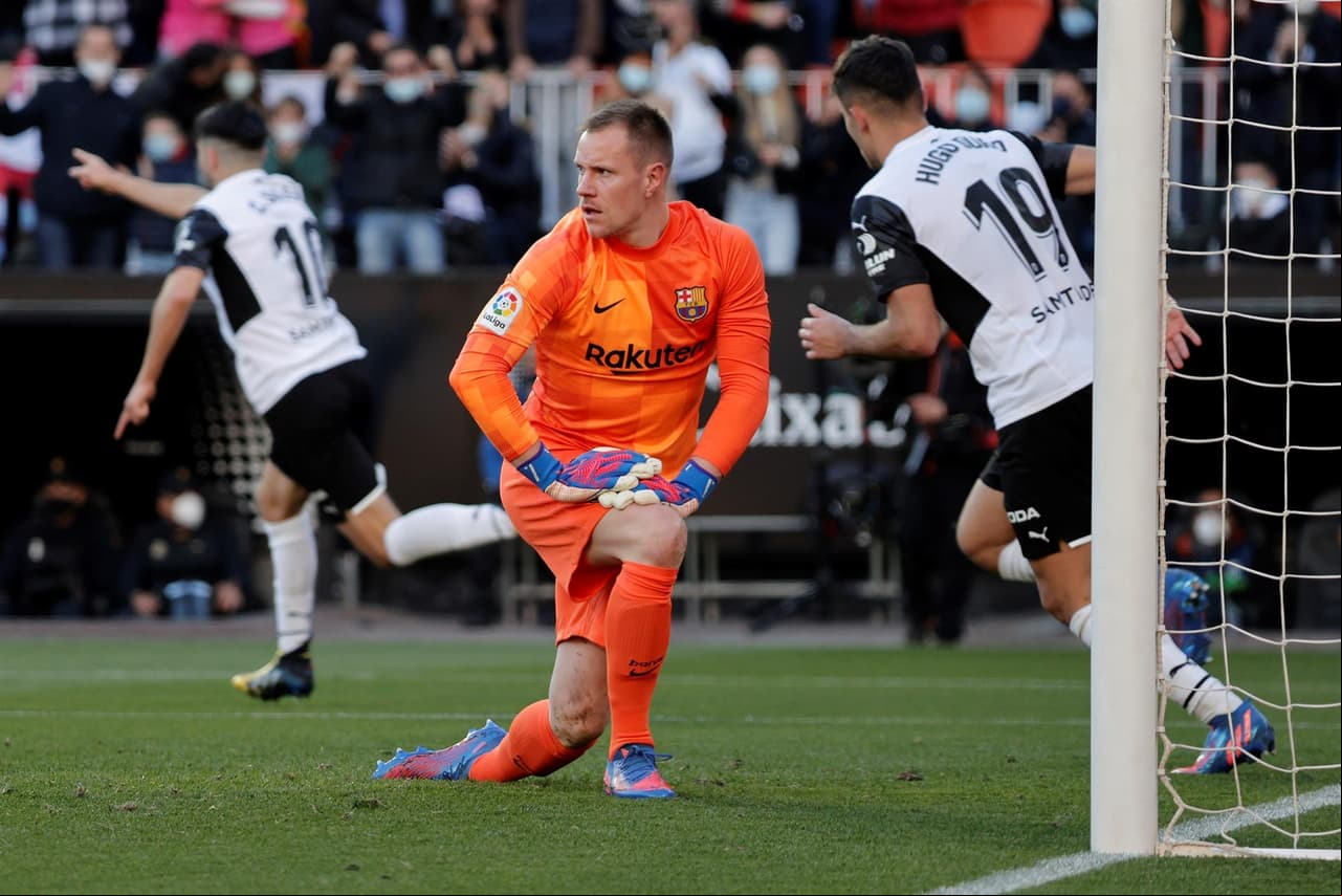 Barcelona golea a Valencia 4-1 durante la J25 en La Liga. Pierre Emerick Aubameyang se lució en su primer partido con la escuadra culé y anotó doblete, Frenkie de Jong sumó uno al 32' y Pedri, con golazo, hizo el cuarto gol de la tarde al 63'. Para el contrario descontó Carlos Soler al 52'.