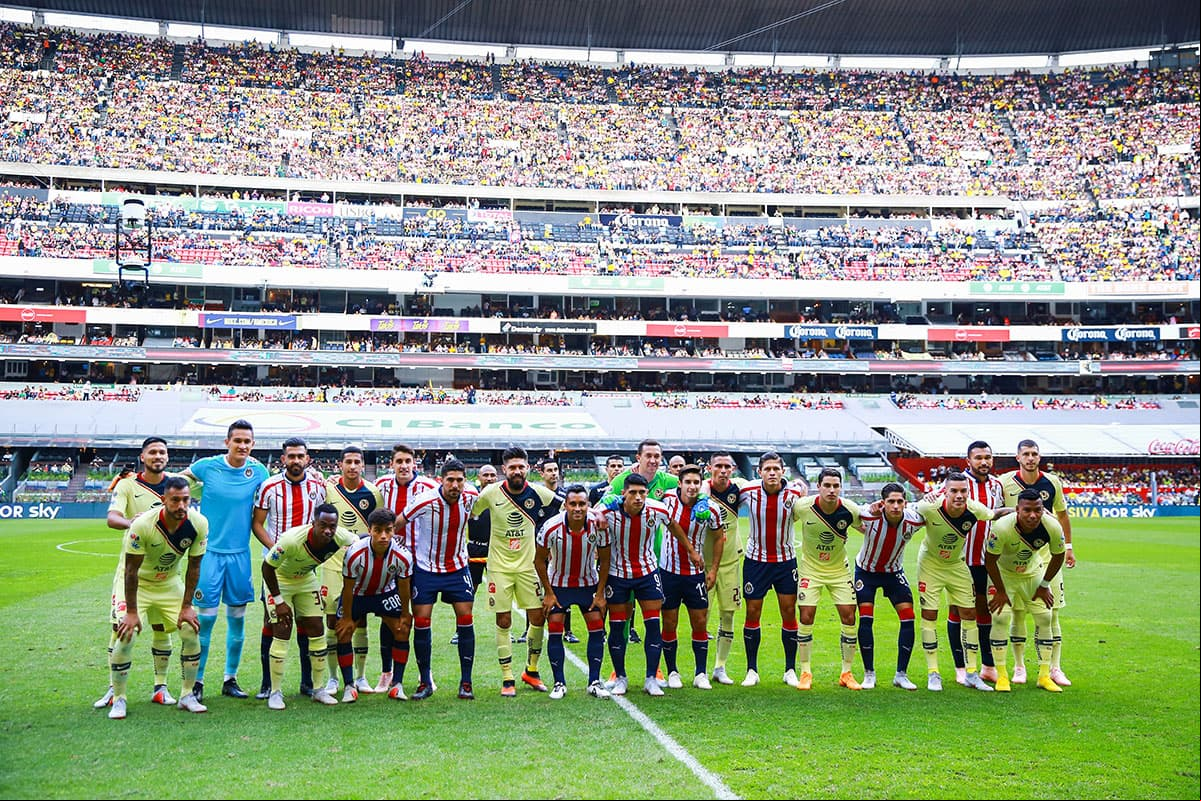 Los jugadores de América y Chivas posaron juntos antes del inicio del Clásico Nacional.
