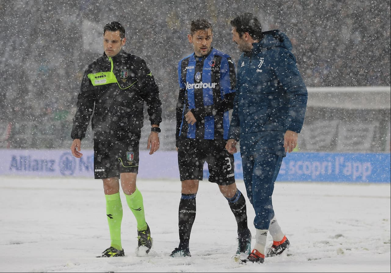 Juventus-Atalanta, en el Juventus Stadium de Turín por la fecha 26 de Serie A, fue aplazado por intensa nevada. El árbitro Maurizio Mariani lo decidió porque no se daban las condiciones necesarias.