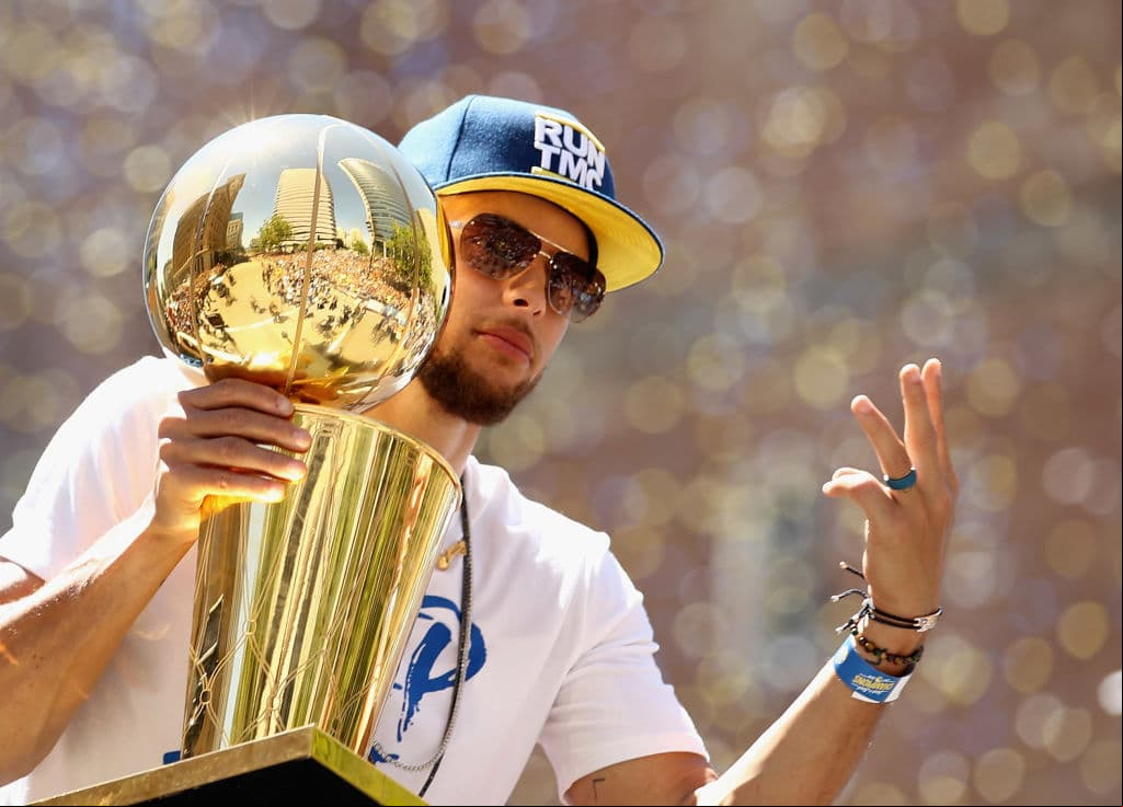 Curry lleva tres títulos consecutivos en la NBA con Golden State Warriors, consolidando esa franquicia como una de las grandes en la actualidad.