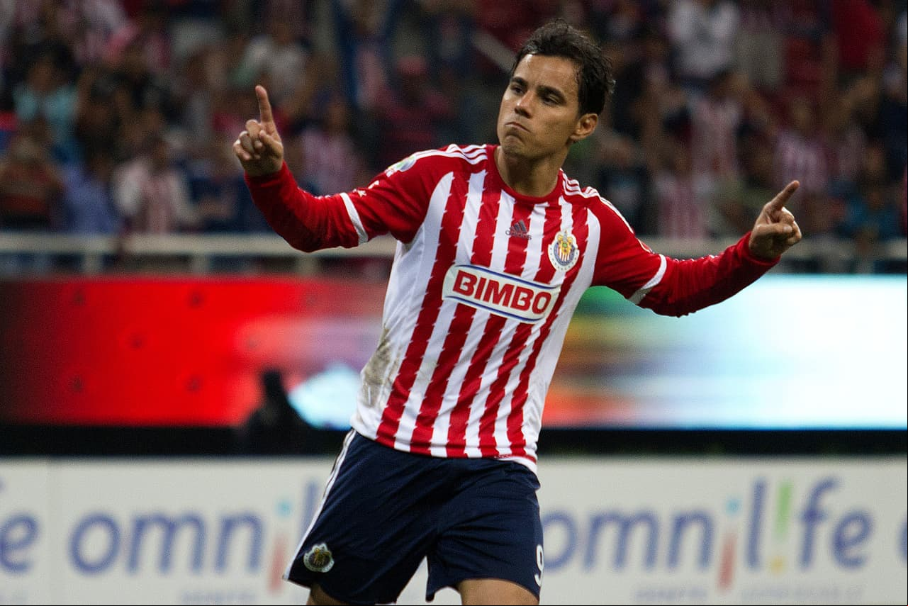 Con Chivas fue campeón de la Liga en 2006 y fue condecorado en el torneo con tres Balones de Oro, lo que habla de su gran trayectoria.