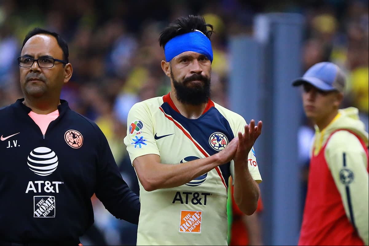 Oribe Peralta (centro) fue sustituido en el segundo tiempo, minutos después de un choque de cabezas con el defensa de Chivas Jair Pereira.