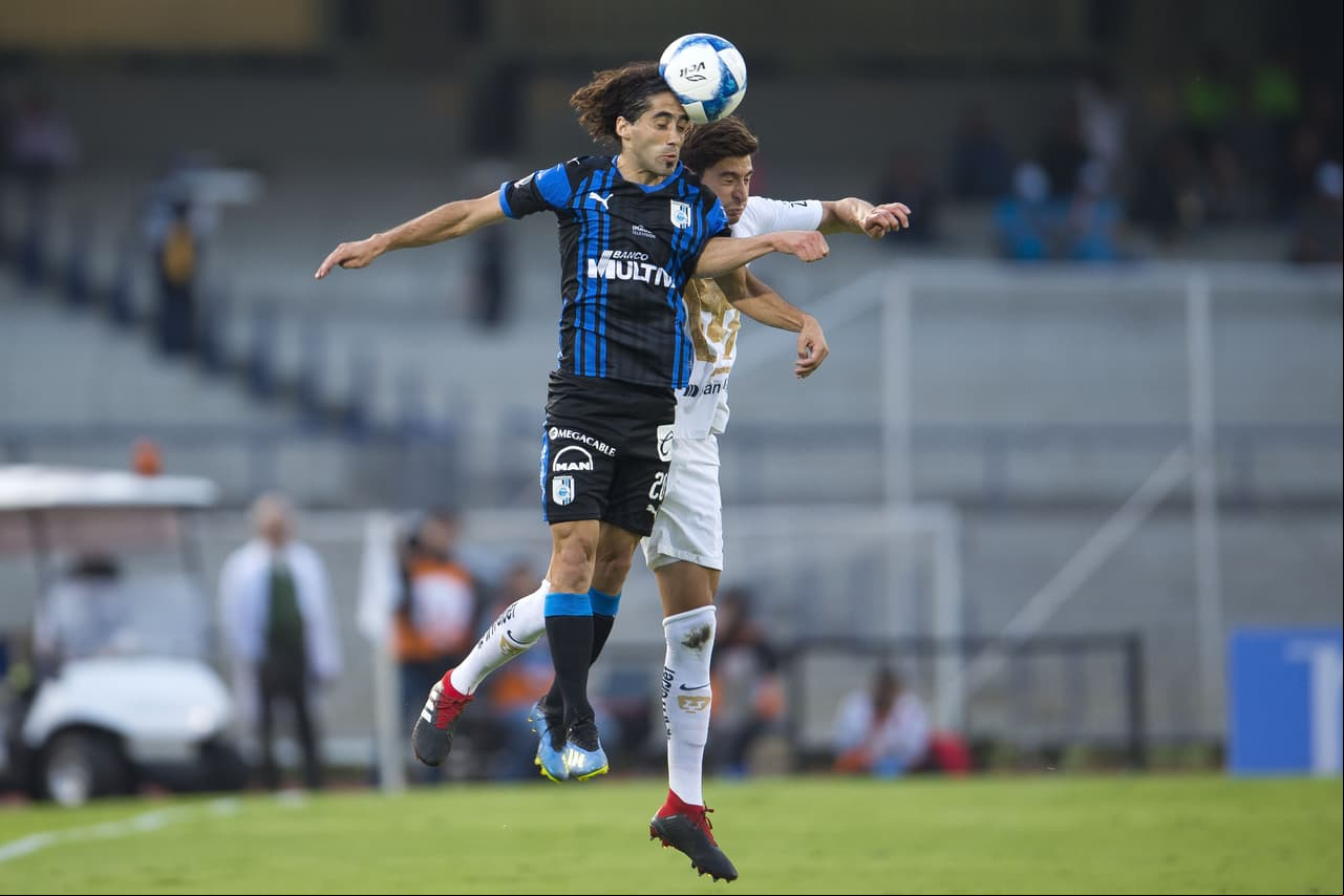 Las intentonas de Pumas en los primeros 30 minutos de partido no solo escasearon sino que carecieron de inventiva. Aquí los azul y oro tratando de generar algo, dividiendo el esférico.